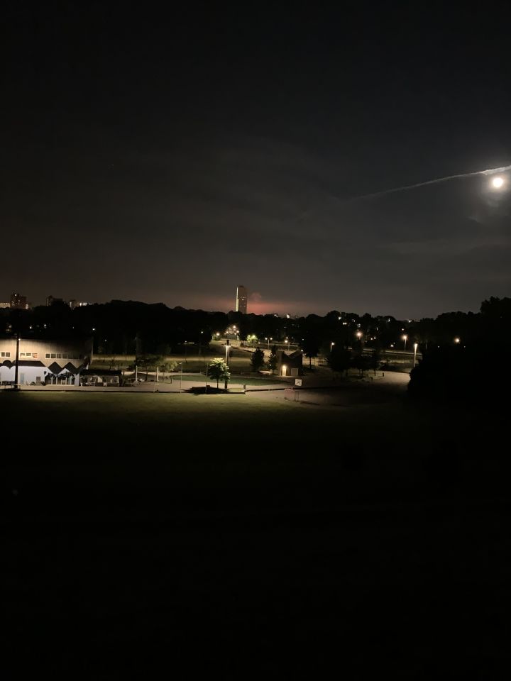 Rood/oranje gloed in de lucht vervolgt door oranje orb die door de lucht hooverd foto