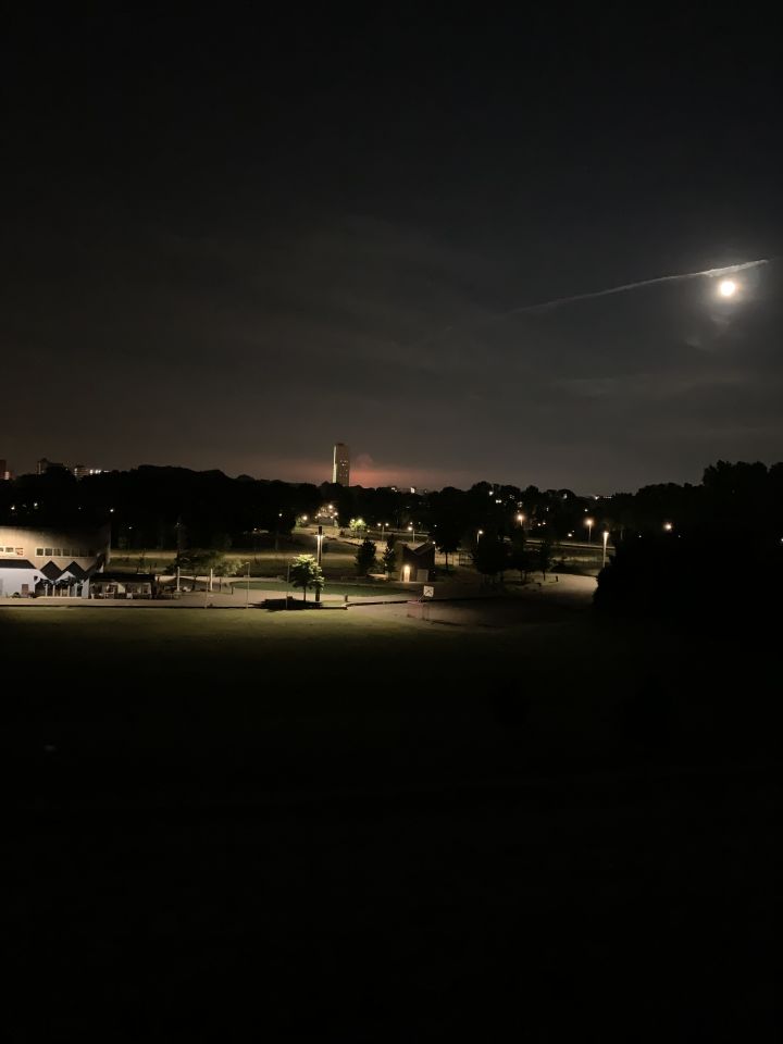 Rood/oranje gloed in de lucht vervolgt door oranje orb die door de lucht hooverd foto