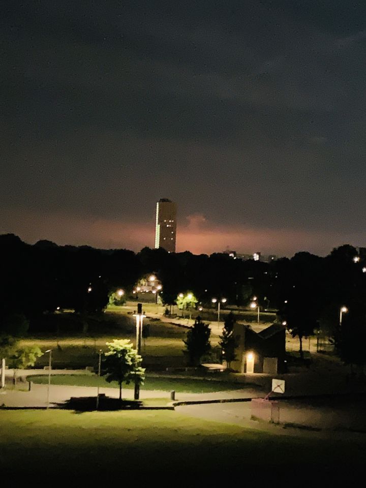 Rood/oranje gloed in de lucht vervolgt door oranje orb die door de lucht hooverd foto