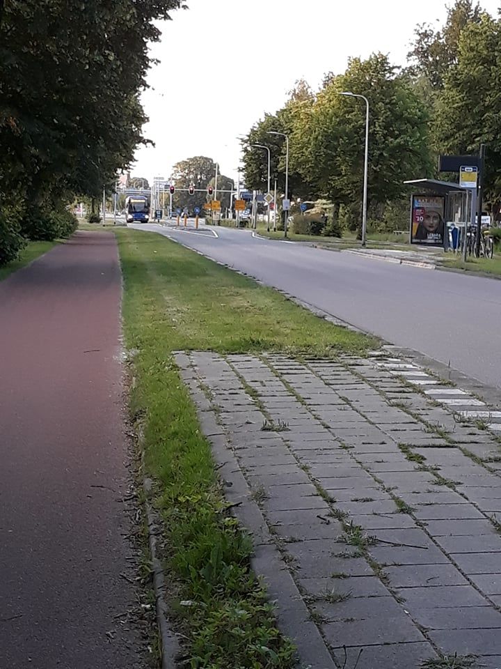 Een plus teken wat zich heeft verplaatst met een andere vorm. foto