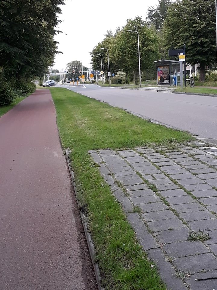 Een plus teken wat zich heeft verplaatst met een andere vorm. foto