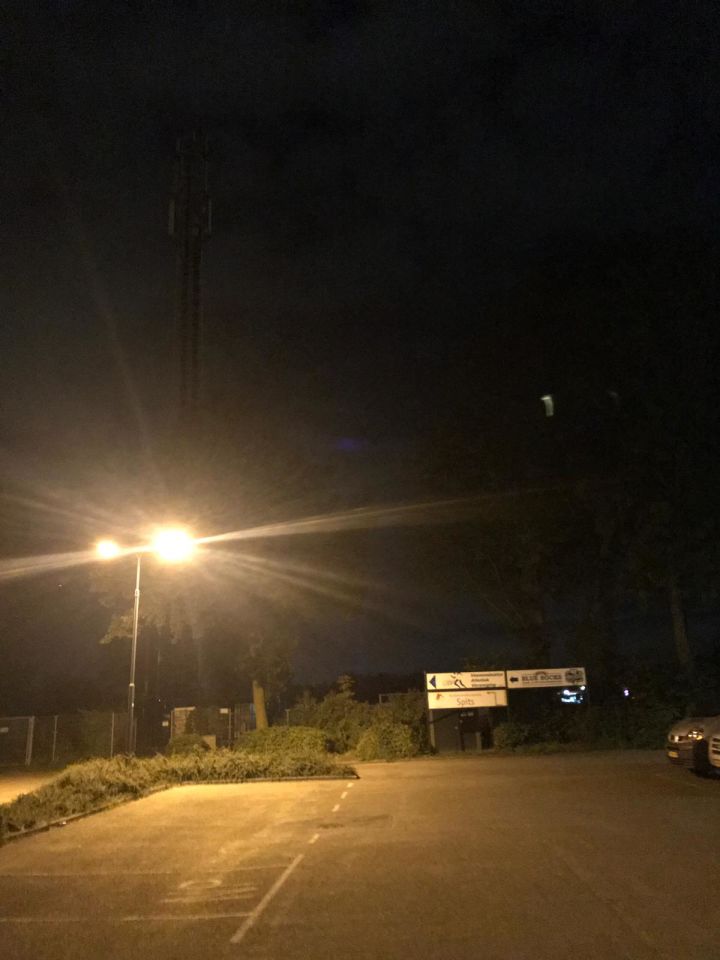 Blauwe straal met blauw licht in de lucht foto