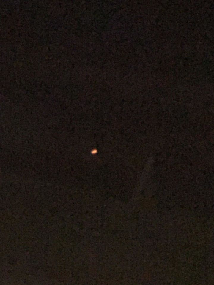 Oranje bolvormige verschijning foto