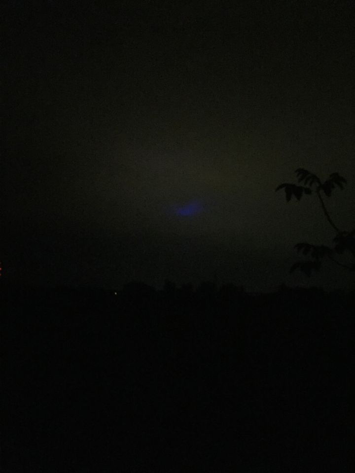 Verticale Blauwe lichtstraal op de wolken die zich snel verplaatst boven Arnhem foto