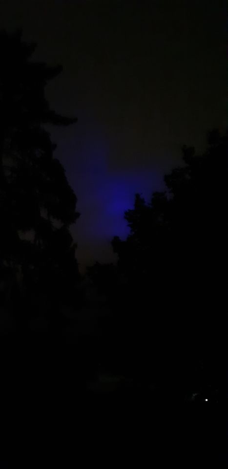 Blauwe vlek in de lucht wat zich verplaats foto