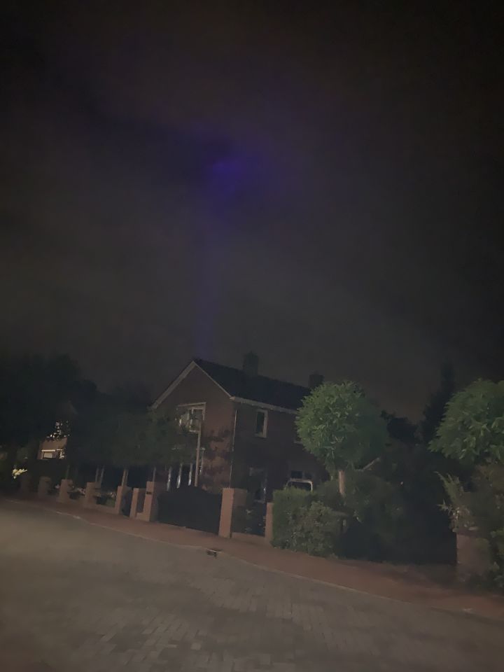 Blauwe verplaatsende lichtstraal foto