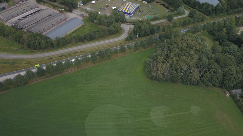 Lichtflitsen, vreemd bonzend geluid. Nadien 3 cirkels gezien. foto