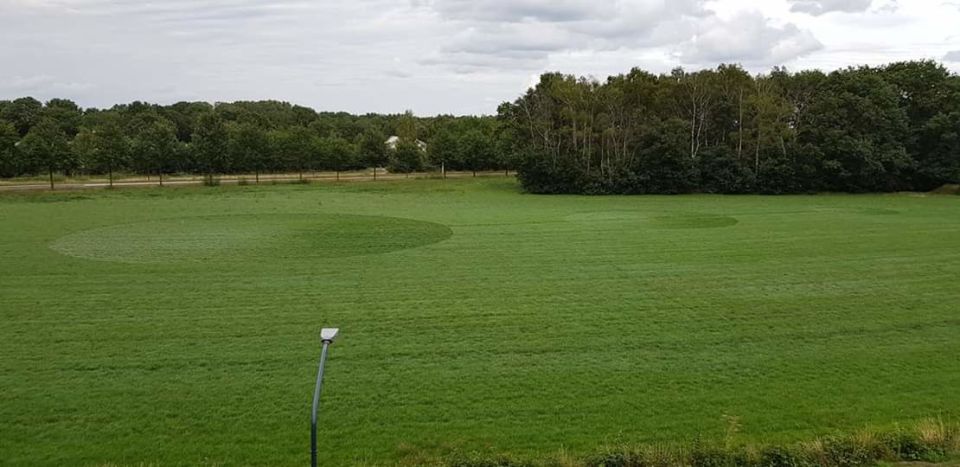 Lichtflitsen, vreemd bonzend geluid. Nadien 3 cirkels gezien. foto