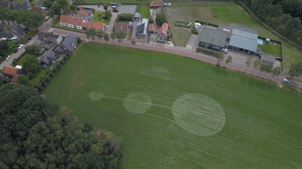 Lichtflitsen, vreemd bonzend geluid. Nadien 3 cirkels gezien. foto