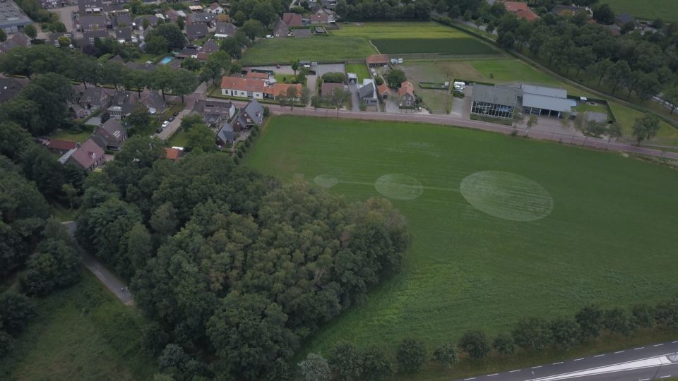 Lichtflitsen, vreemd bonzend geluid. Nadien 3 cirkels gezien. foto