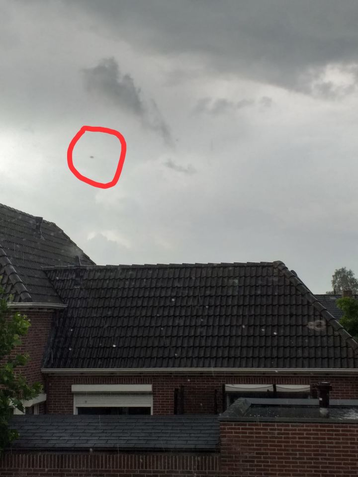 3 kleine ronde objecten en verticaal lang groot voorwerp erachter foto