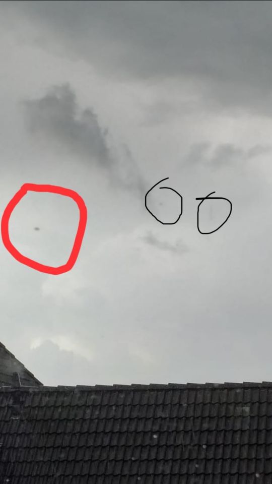 3 kleine ronde objecten en verticaal lang groot voorwerp erachter foto