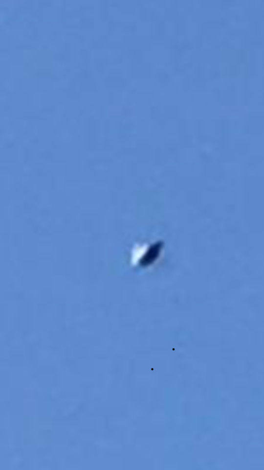 Ufo op foto genomen boven de maan foto