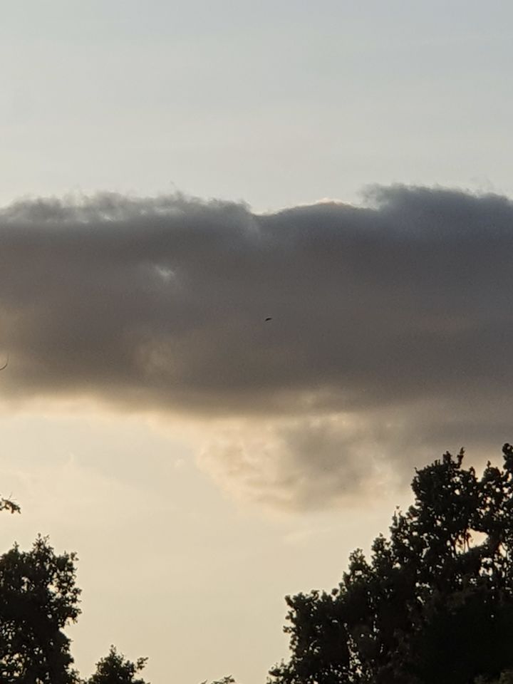 Zwarte vorm stilstaand in de lucht foto