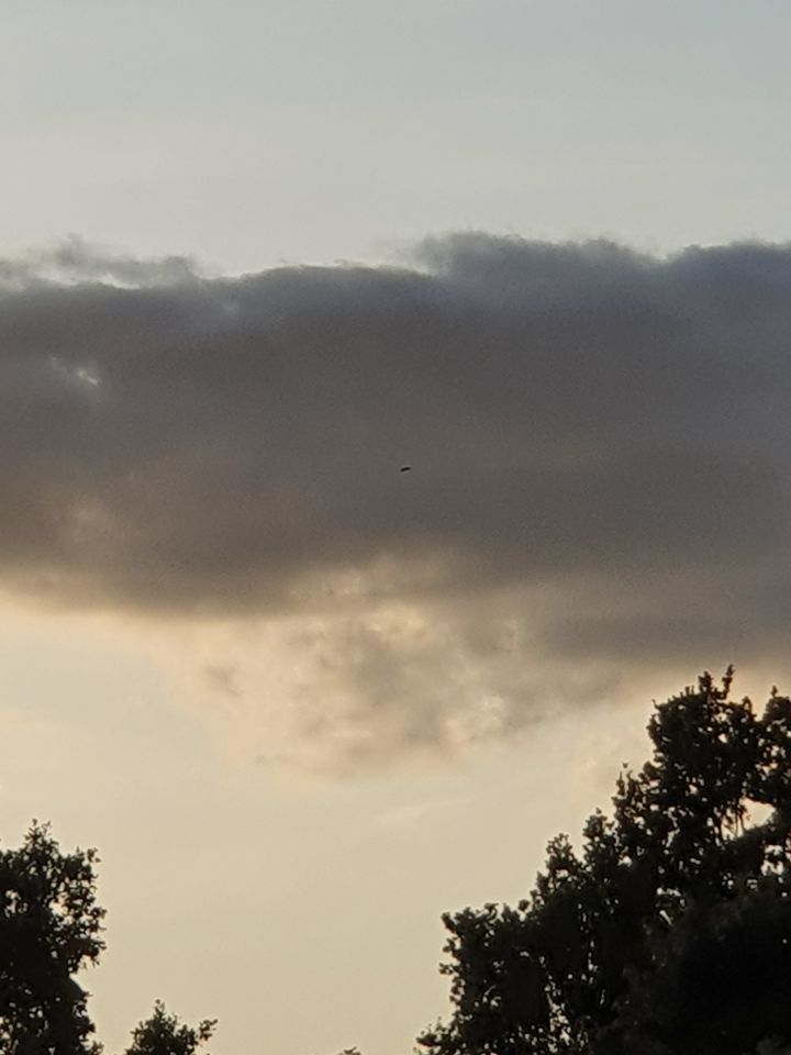 Zwarte vorm stilstaand in de lucht foto