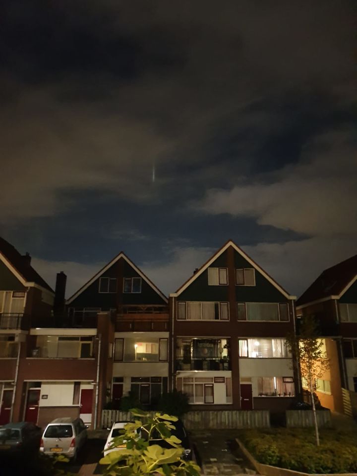 Een witte verticale streep bewoog niet verdween alleen achter een wolk en daar foto