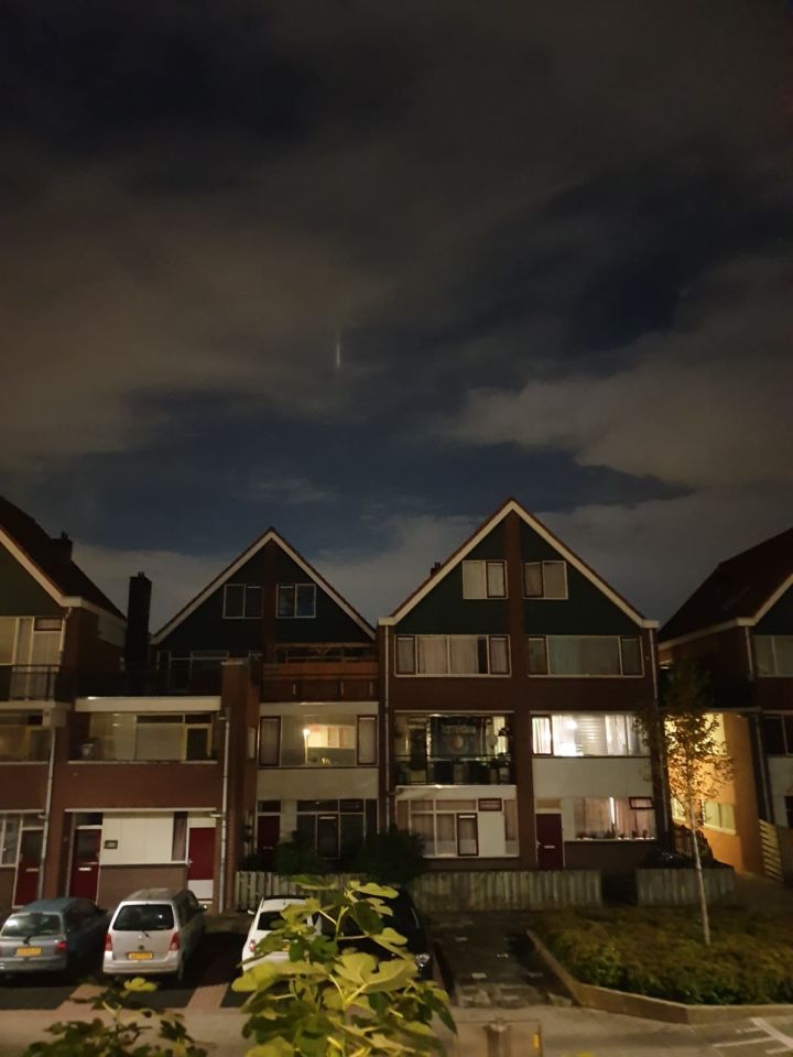 Een witte verticale streep bewoog niet verdween alleen achter een wolk en daar foto