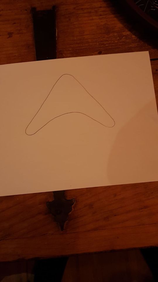 Donkergrijs/bruin laag overvliegende driehoek foto