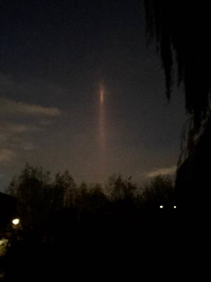 Een lang lichtende verticale streep aan de zuidelijke hemel (heb foto's) foto