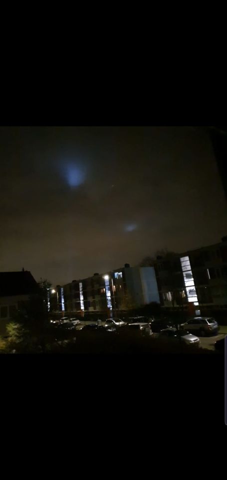 2 (zoek) lichten in de lucht. foto