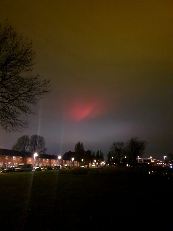 Groot stilstaand rood lichtverschijnsel zonder zichtbaar aanwijsbare bron foto