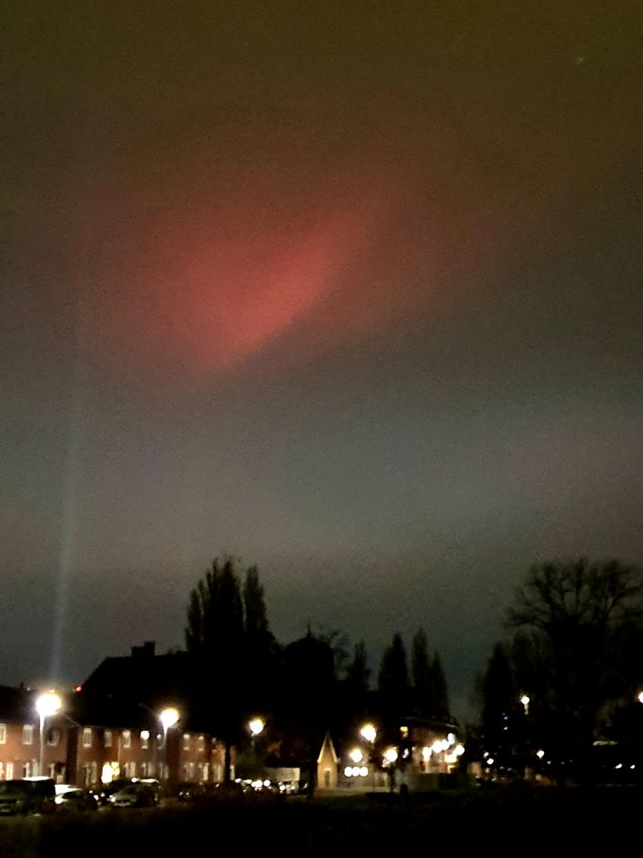 Groot stilstaand rood lichtverschijnsel zonder zichtbaar aanwijsbare bron foto