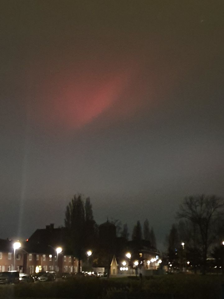 Groot stilstaand rood lichtverschijnsel zonder zichtbaar aanwijsbare bron foto