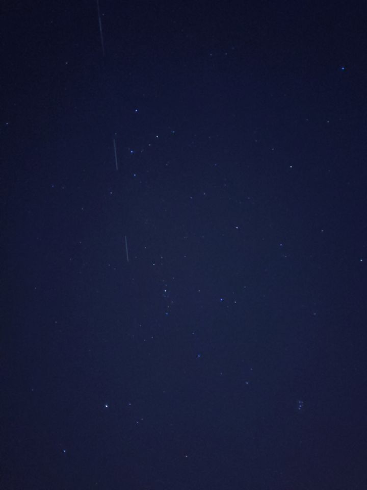 Reeks lichtpunten die op constante afstand van elkaar van W naar O bewogen foto