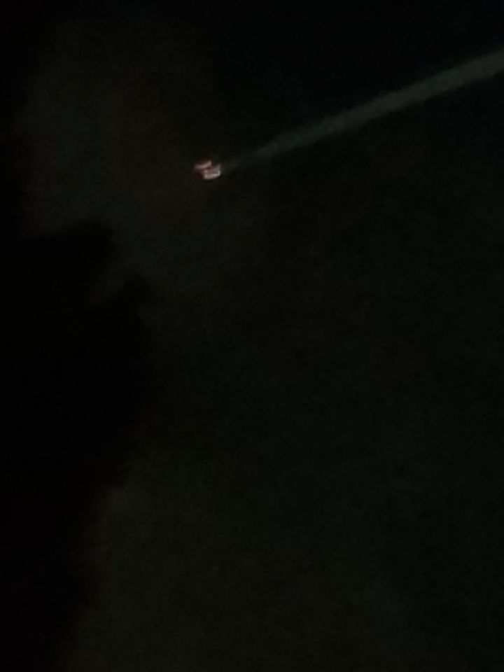 Een soort driehoekig lichtgevend object dat snel vloog foto