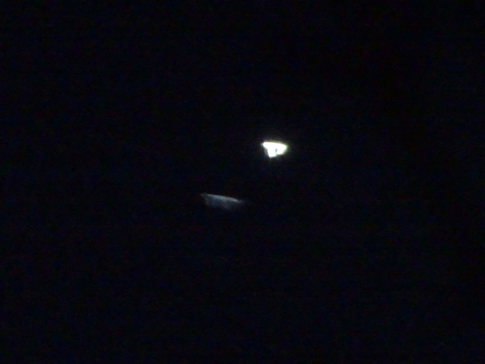 Het lijkt op 1 object even lijkt het op 2 maar en in eens was het helemaal weg foto